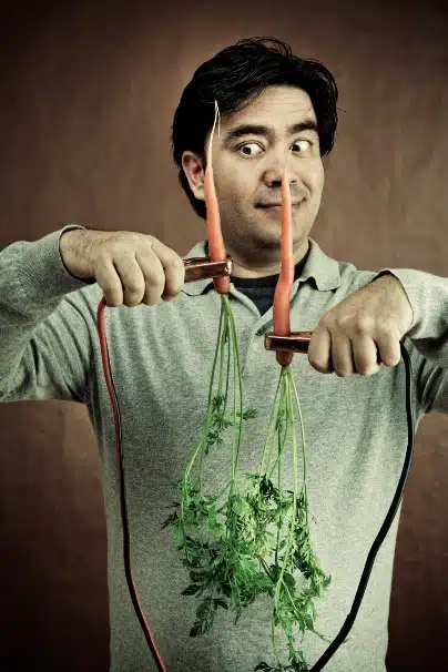 Osteopathie und chiropraktik, die probleme an der wurzel packt Humorvolles bild eines therapeuten, der ein problem an der wurzel packt